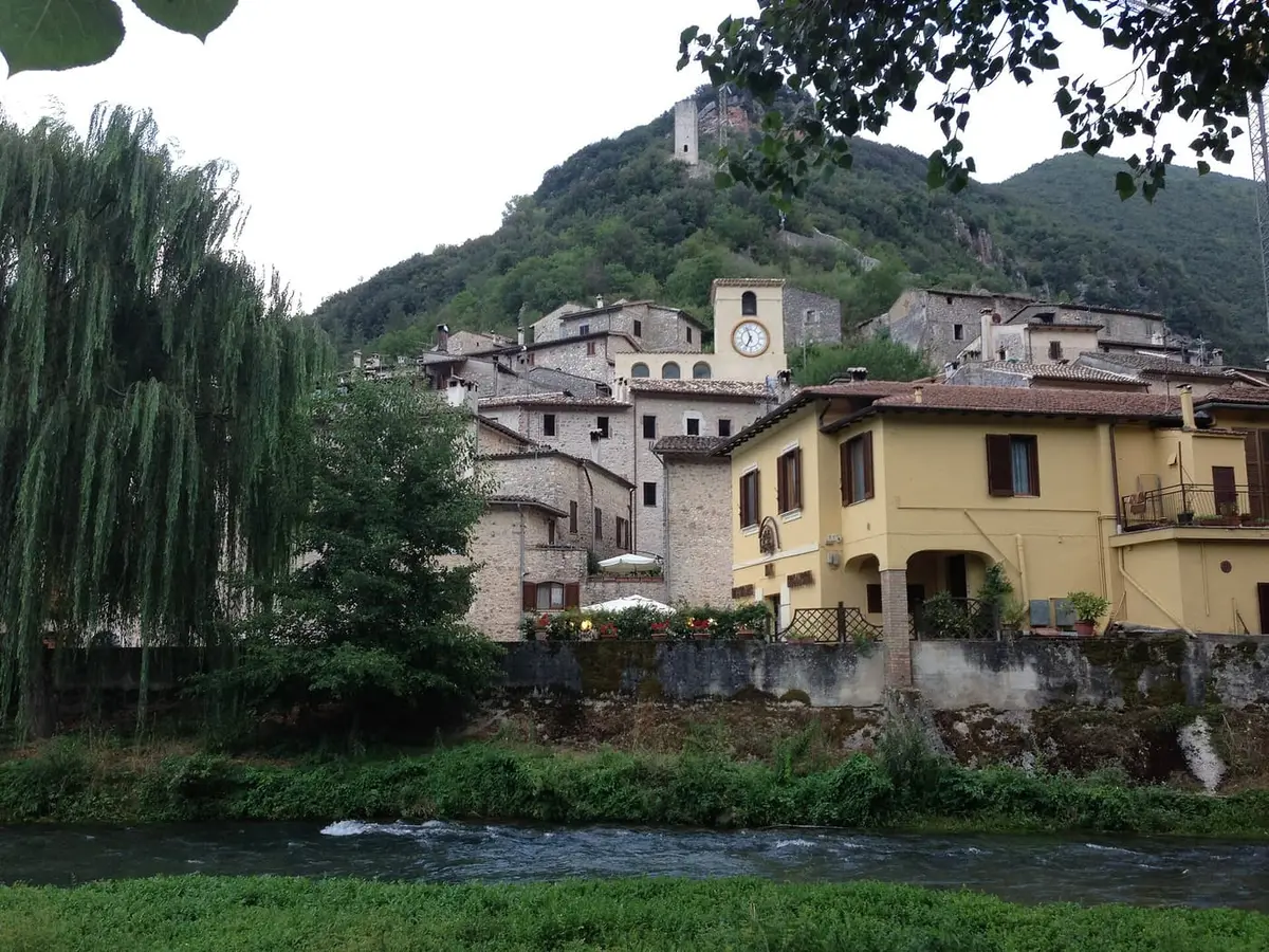 Il borgo di Scheggino affacciato sul fiume Nera, in Valnerina