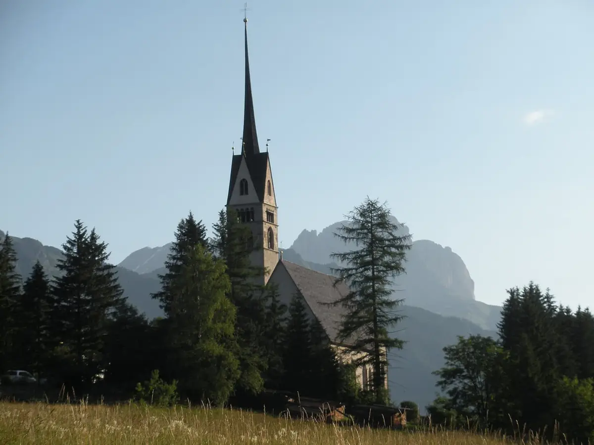 La chiesa di San Giovanni a Vigo di Fassa (Sèn Jan), ai piedi delle Dolomiti