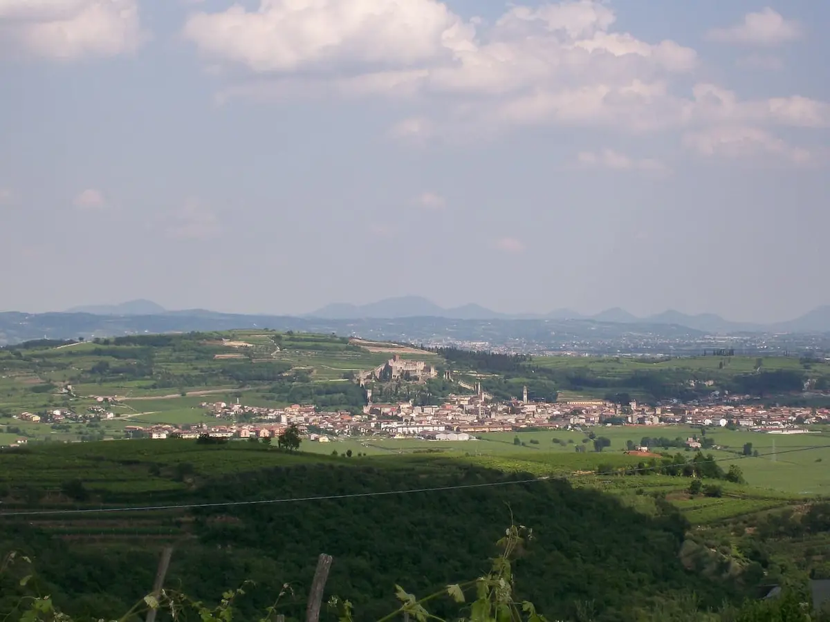 Il Castello Scaligero e le mura medievali di Soave, tra i vigneti veronesi