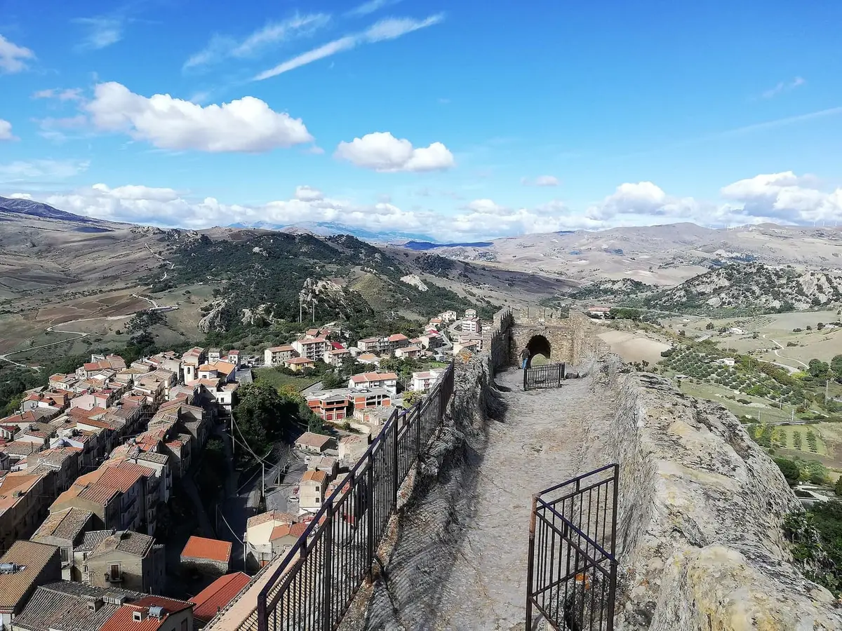 Il castello rupestre di Sperlinga, scavato nella roccia arenaria