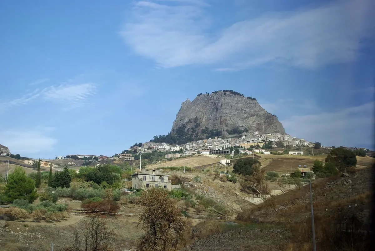 Il borgo di Sutera ai piedi della rupe del Monte San Paolino