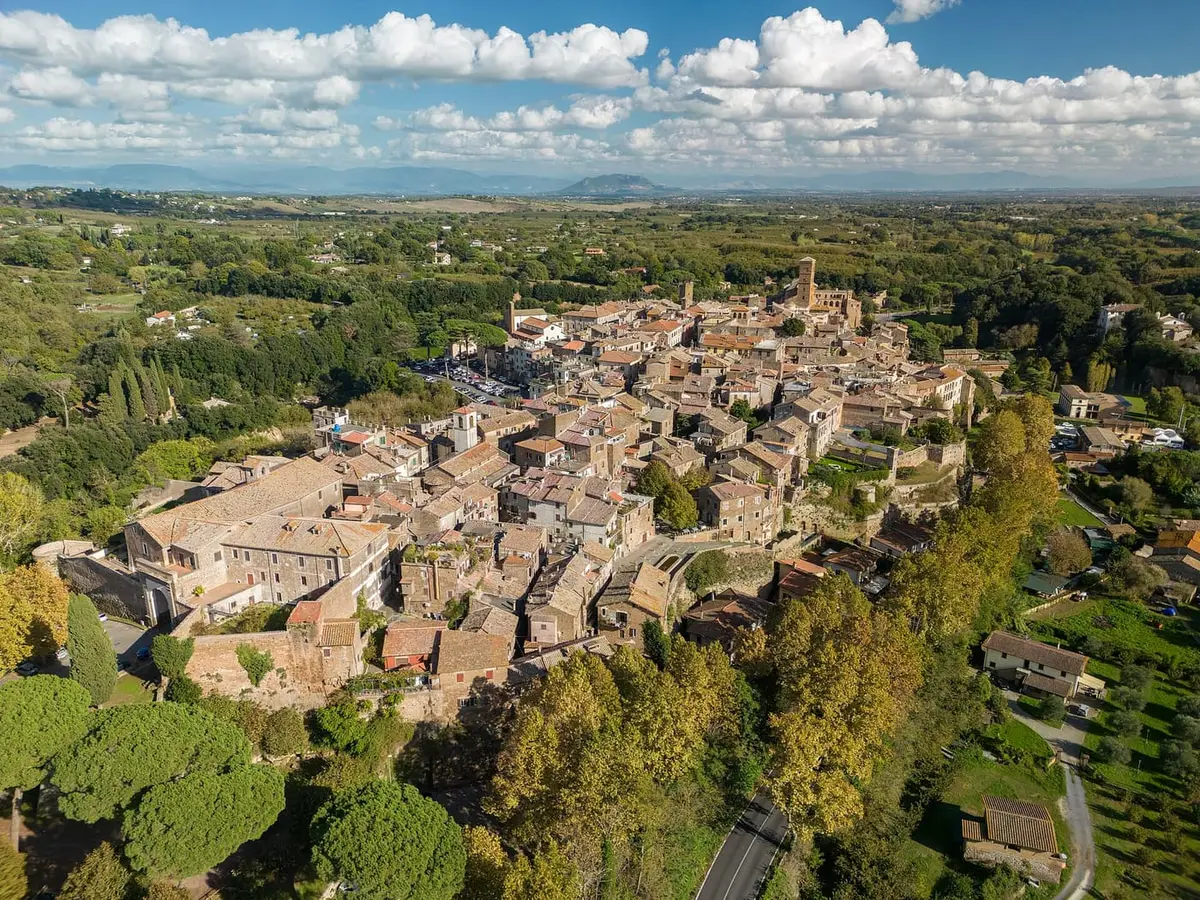 Sutri, il borgo arroccato sulla rupe di tufo nella Tuscia