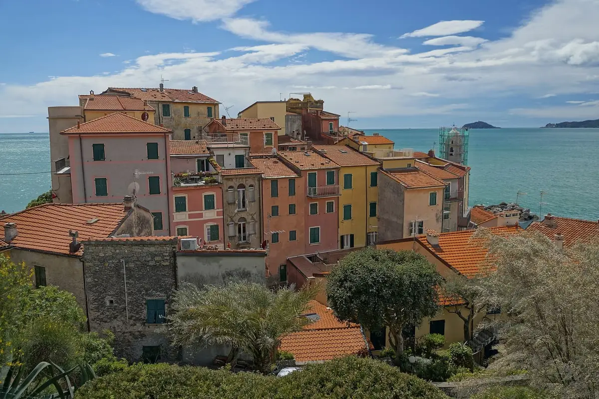 Tellaro, borgo rosa sul mare del Golfo dei Poeti