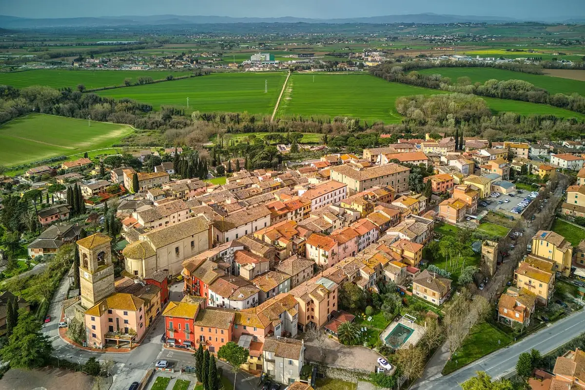 Veduta aerea del borgo di Torgiano, nel cuore dell'Umbria del vino