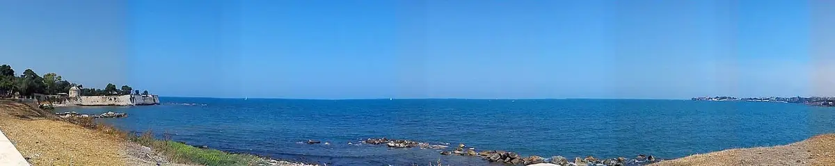 La Cattedrale romanica di Trani a picco sul mare Adriatico