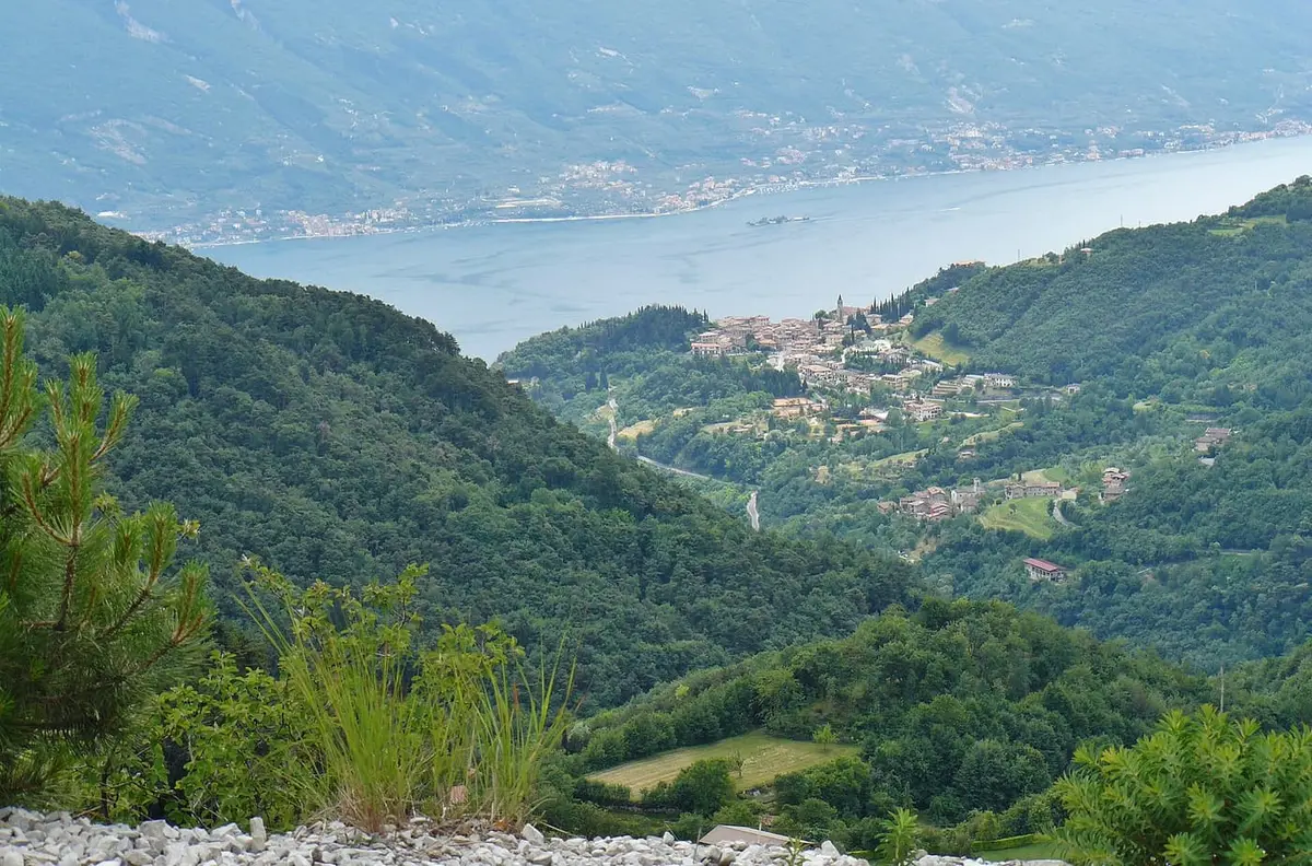 Il borgo di Tremosine sul Garda affacciato sul lago dall'alto