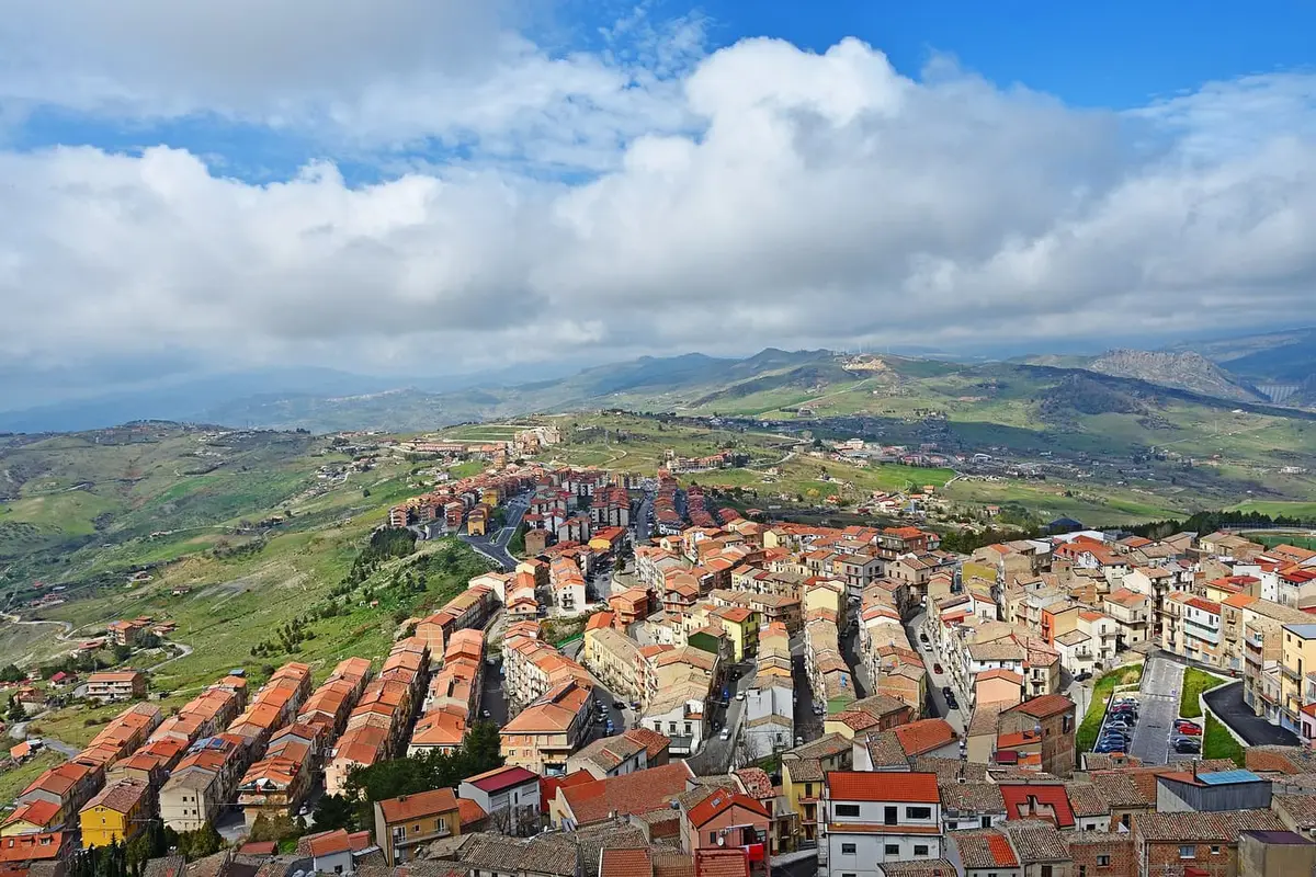 I tetti di Troina, tra i borghi più alti di Sicilia, nel Parco dei Nebrodi