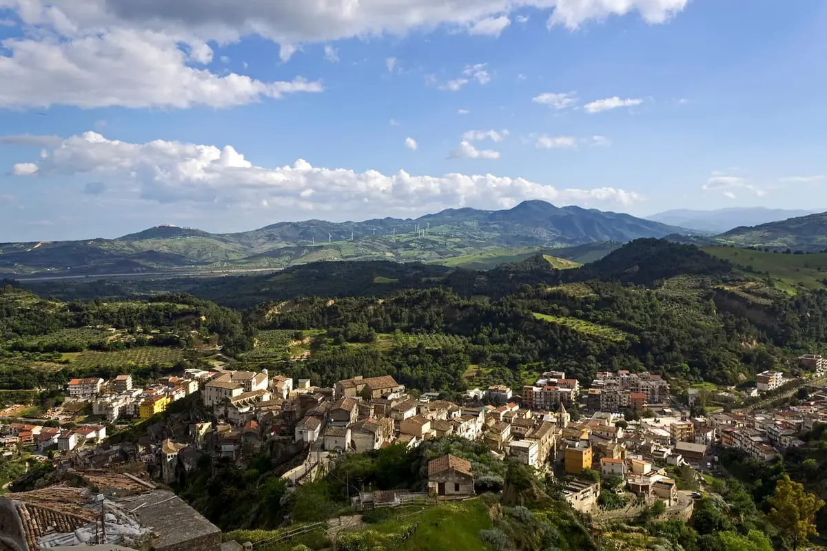 L'antico quartiere della Rabatana di Tursi, scavato nella roccia