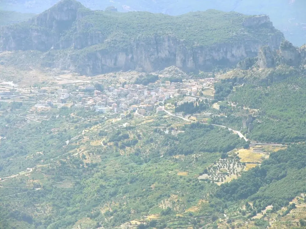 Ulassai ai piedi dei tacchi calcarei dell'Ogliastra