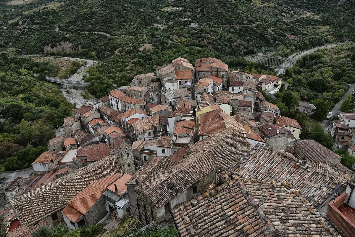 Valsinni arroccata sulla valle del Sinni, dominata dal castello di Isabella Morra