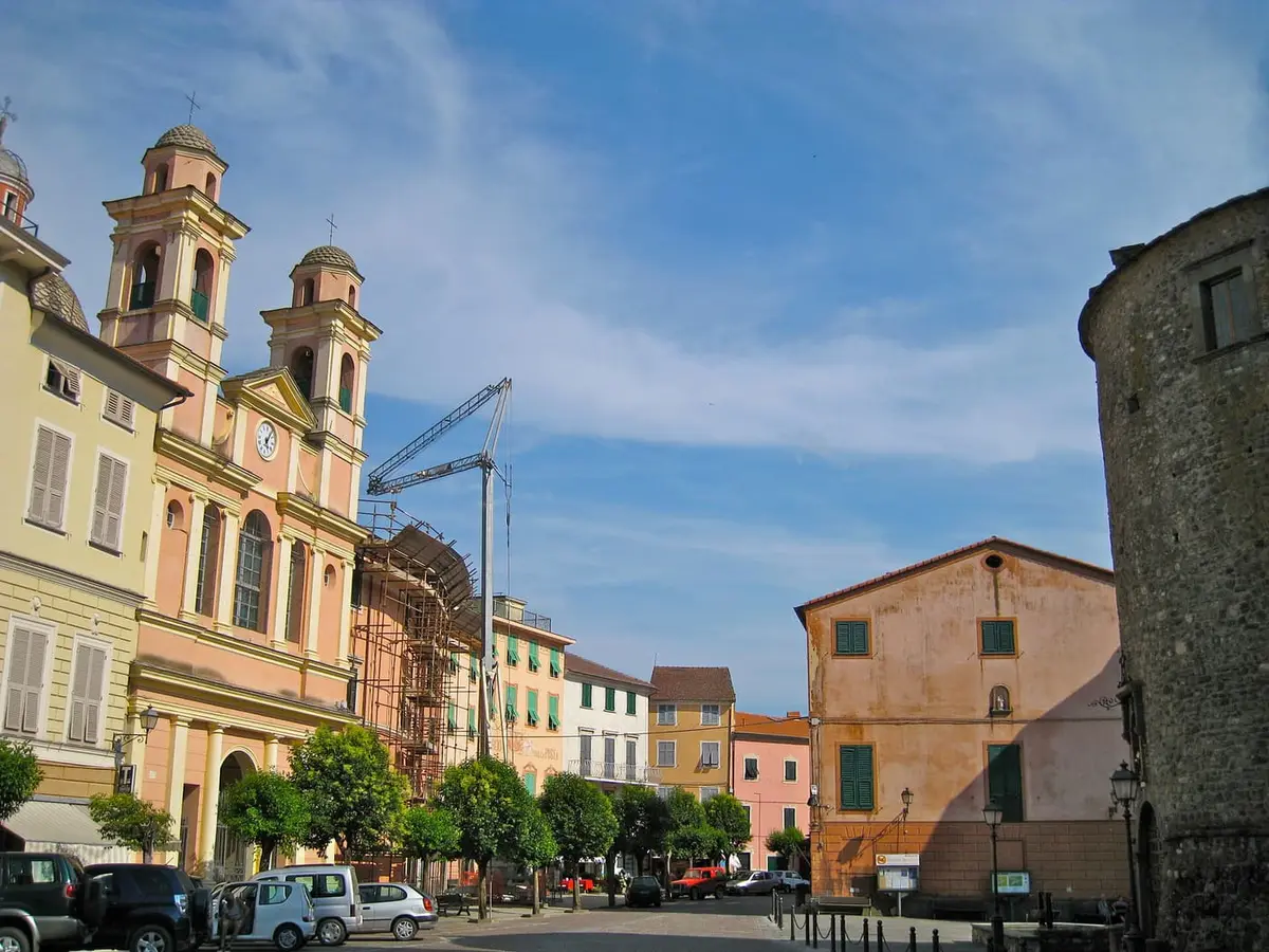 Piazza del Borgo Rotondo di Varese Ligure, in Val di Vara