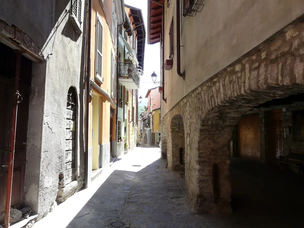 Una via porticata del centro storico medievale di Varzi