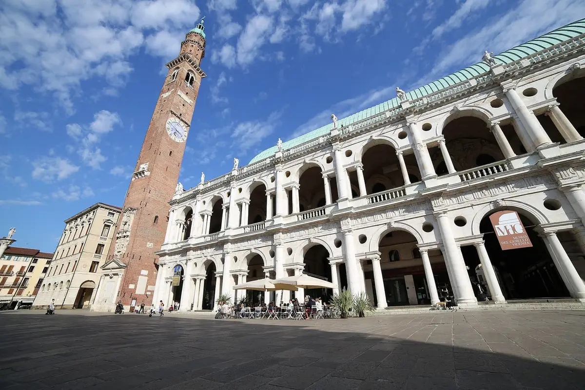 La Basilica Palladiana e la Torre Bissara in Piazza dei Signori a Vicenza