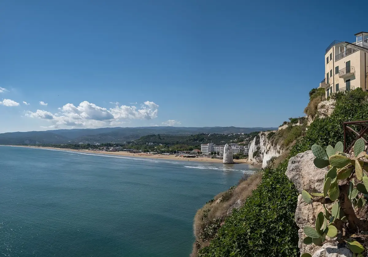 Il centro storico bianco di Vieste arroccato sul mare nel Gargano