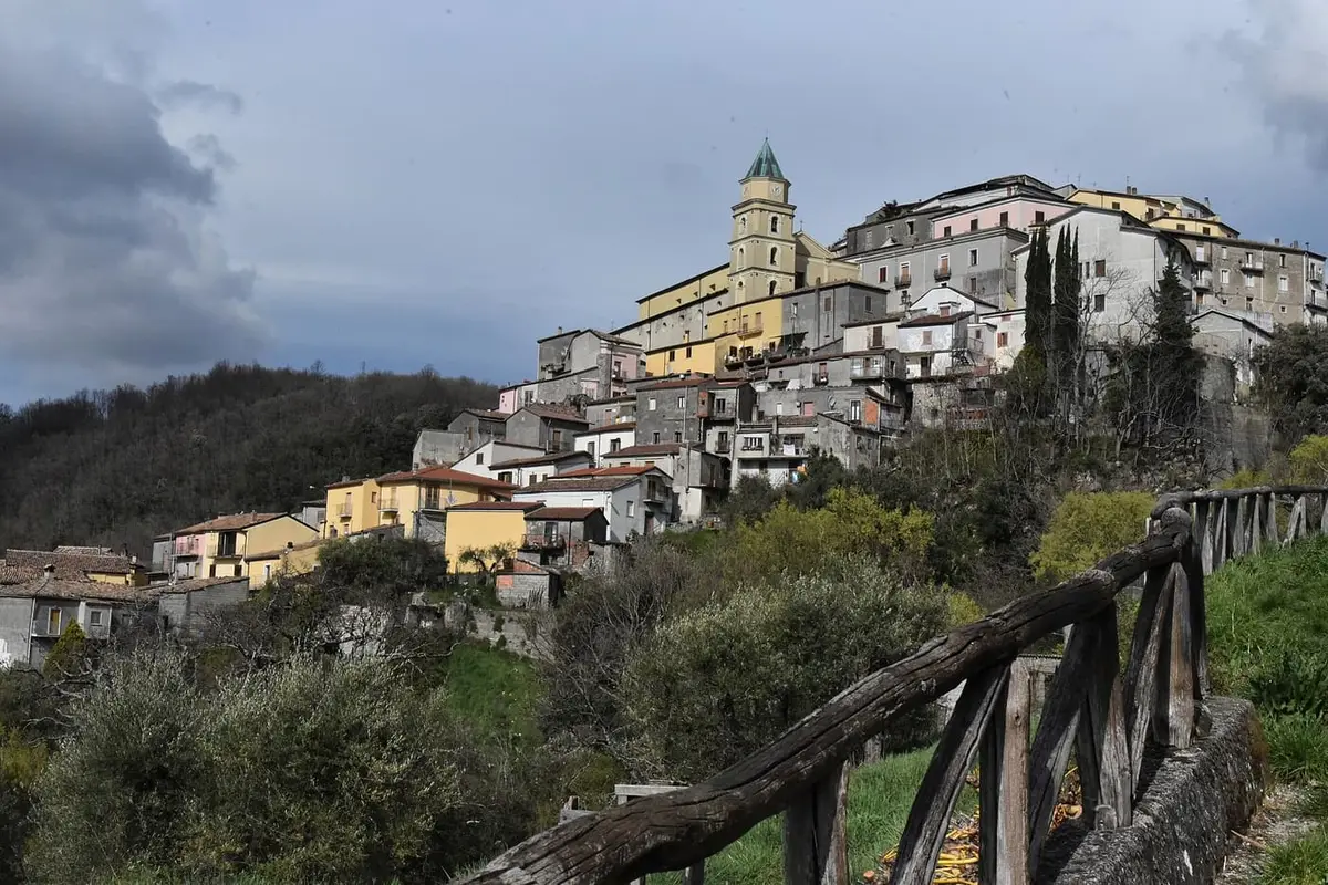Viggianello arroccata alle pendici del Pollino, con il campanile