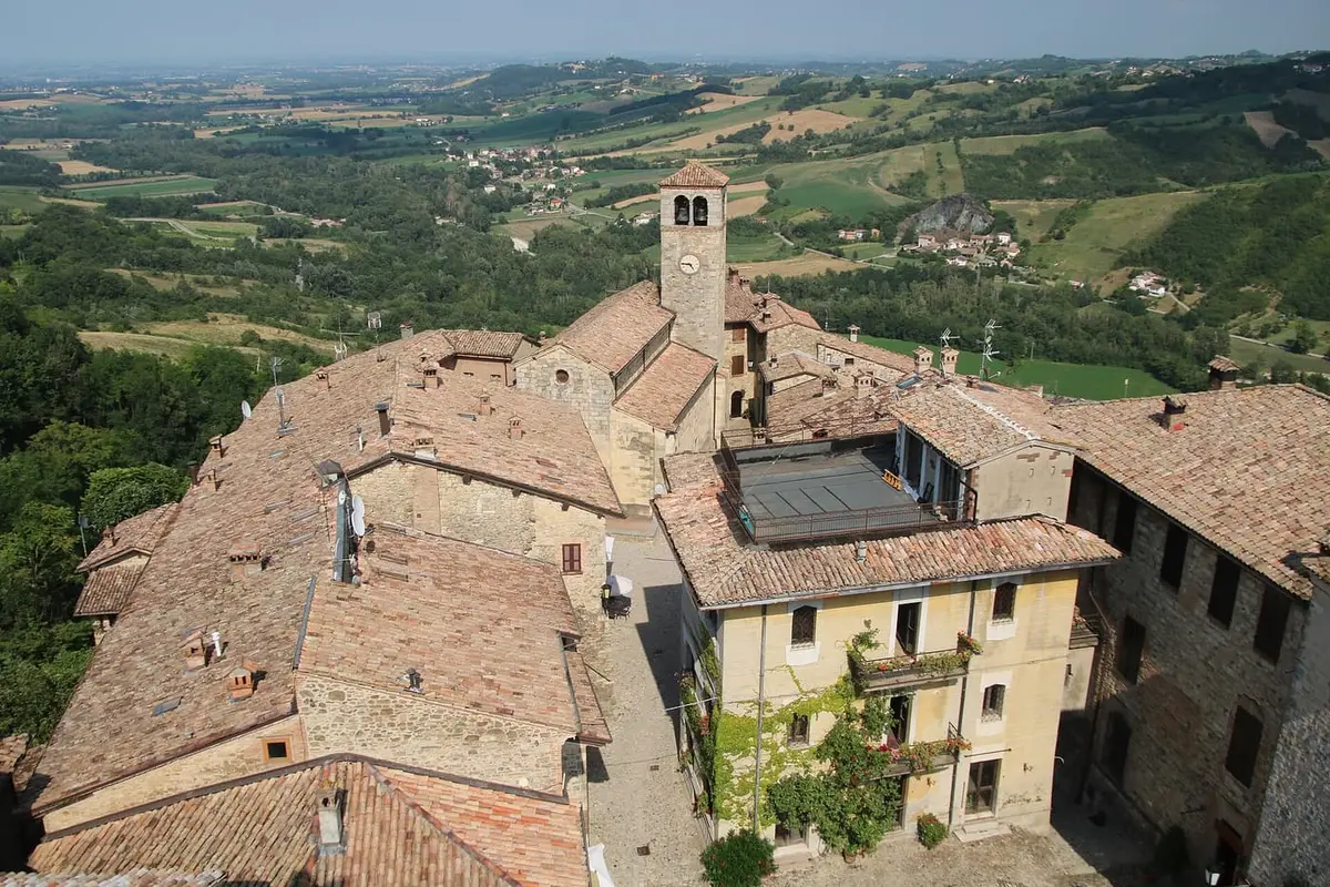 Veduta di Vigoleno dal mastio, borgo-castello murato del Piacentino