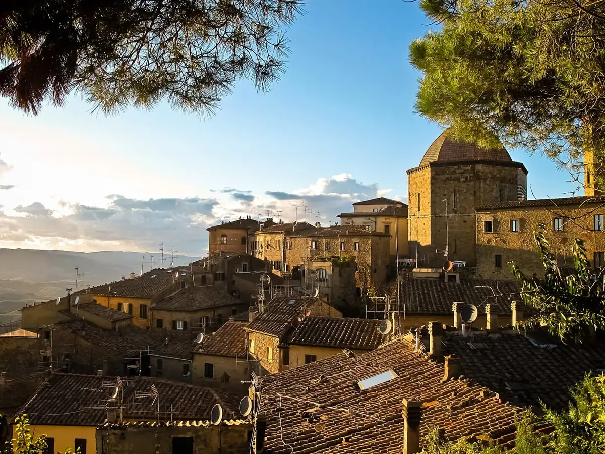 La città etrusca di Volterra arroccata su un colle dell'alta Val di Cecina
