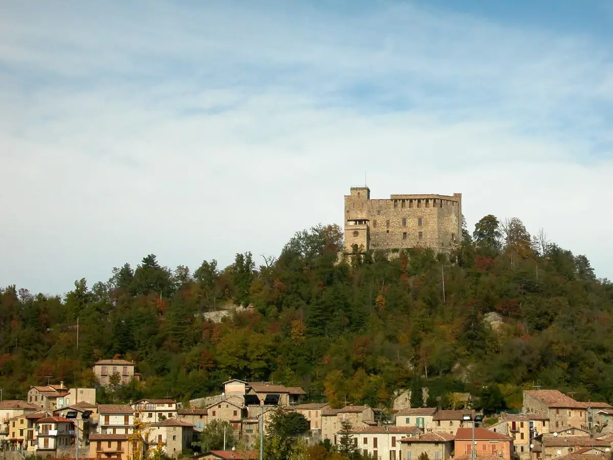 Il Castello Dal Verme domina Zavattarello, nell'Oltrepò Pavese