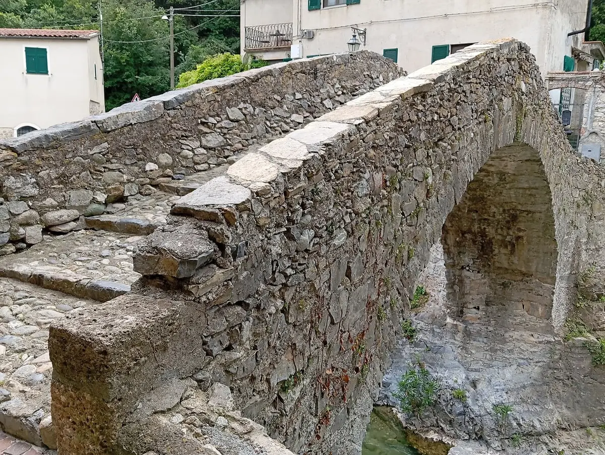 Il ponte medievale romanico di Zuccarello, in Val Neva